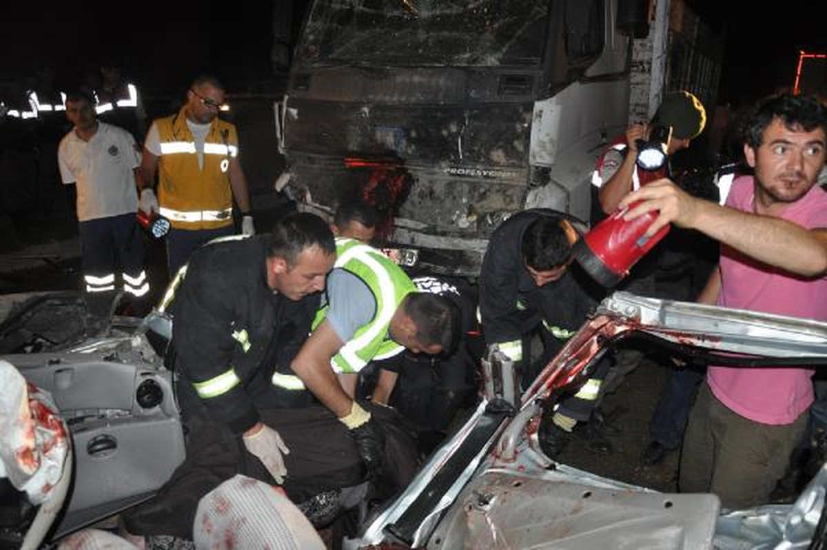 İki Kamyon Arasında Ezilen Hafif Ticari Araçta 3 Ölü