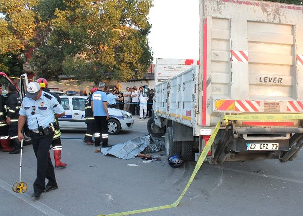 Kamyonetin Altında Kalan Motosiklet Sürücüsü Hayatını Kaybetti