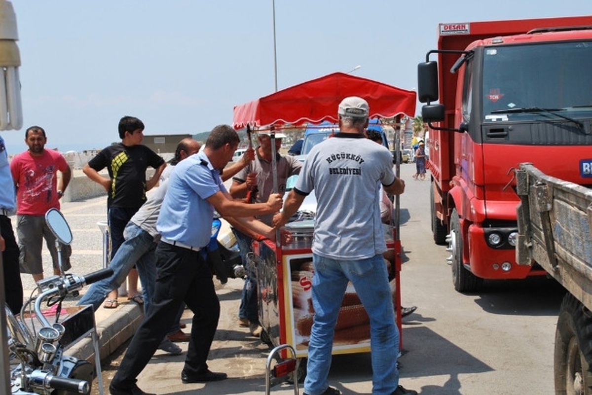 Küçükköy Belediyesi İzinsiz Seyyar Tezgahları Affetmiyor