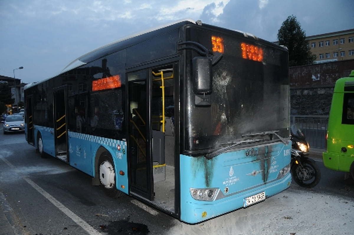 Okmeydanı\'nda Yüzü Maskeli Grup, Özel Halk Otobüsüne Molotofla Saldırdı