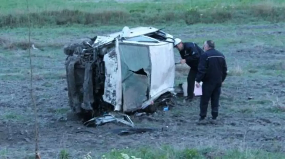 Otomobil Tarlaya Uçtu: 5 Yaralı