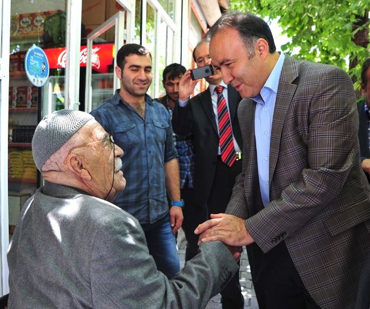 Vali Altıparmak Dert Dinliyor