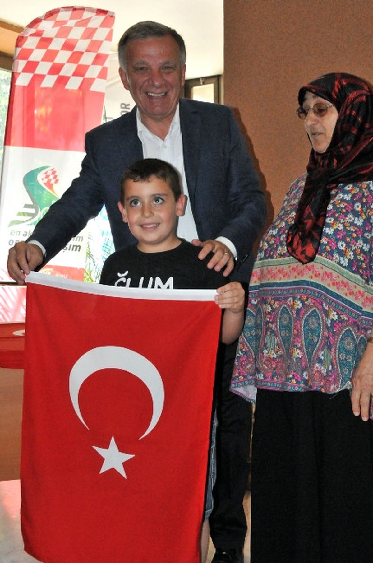 Yalova\'da Bayrak Dağıtımı
