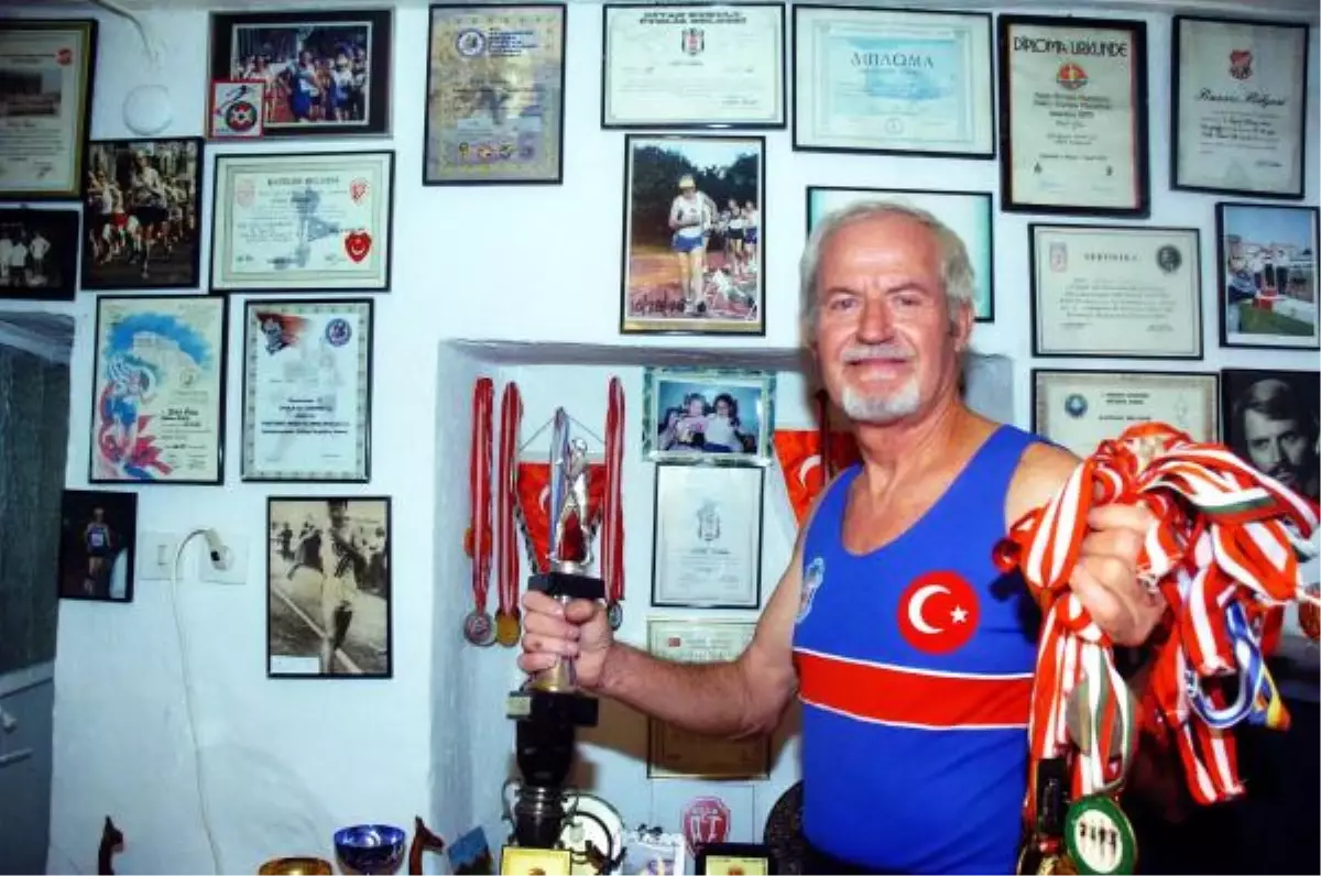 \'Yürüyen Dede\' 57 Yıldır Spor Yapıyor