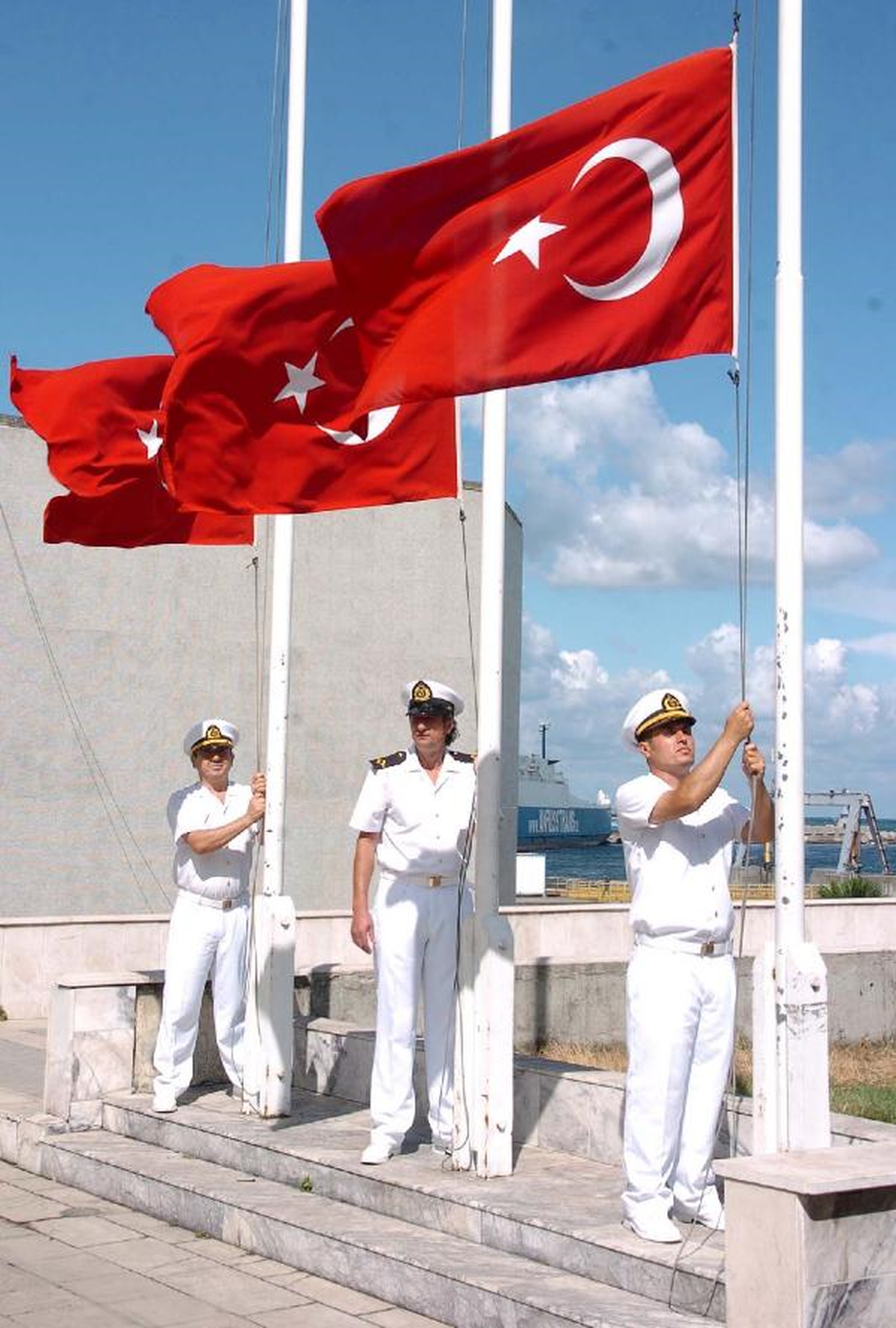 Şehit Denizciler Anısına Denize Çelenk Bırakıldı