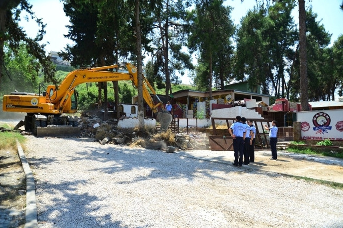 Adana\'da Mevzuata Aykırı Yapılar Yıkılıyor