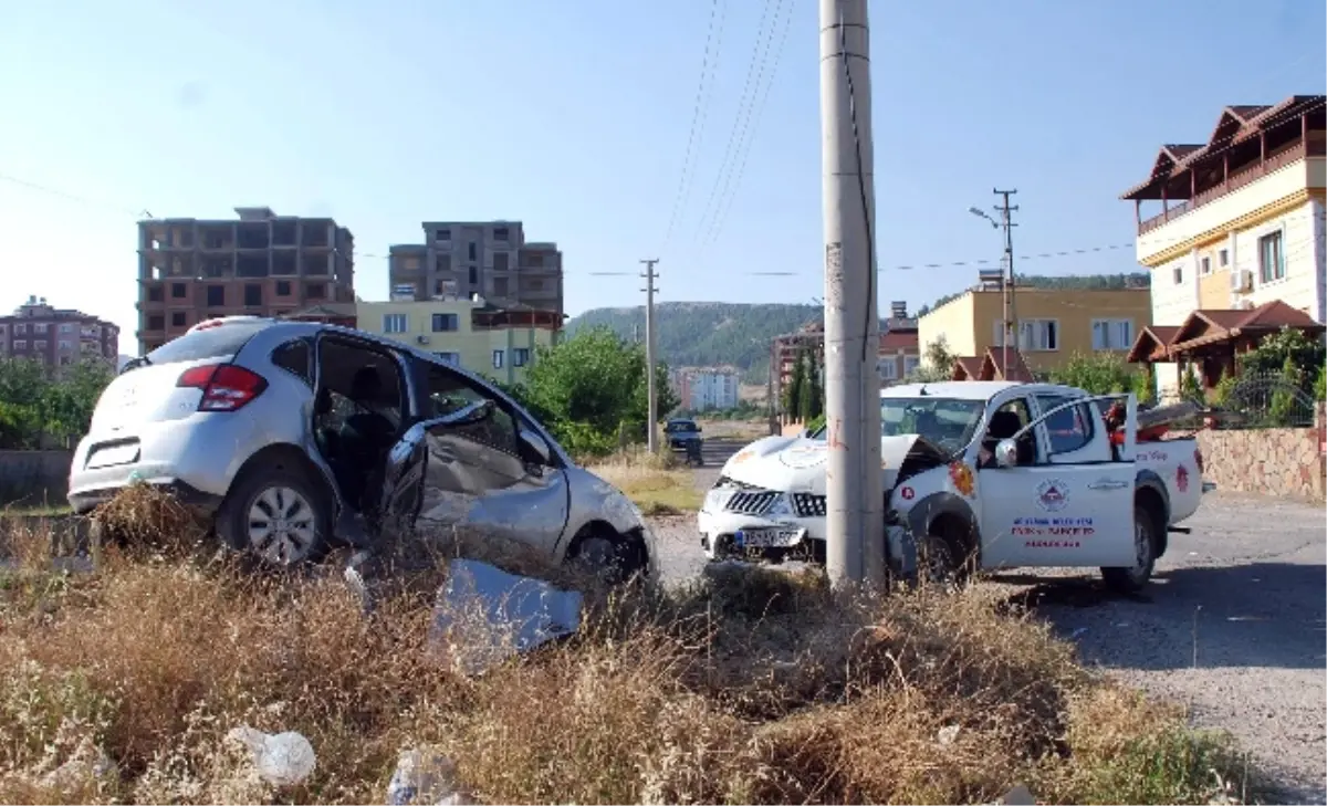 Adıyaman\'da Pikapla Otomobil Çarpıştı: 1 Yaralı