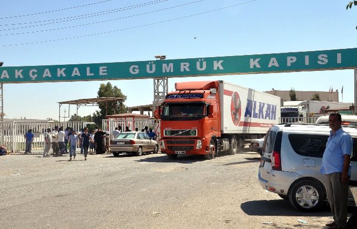 Akçakale Sınır Kapısı\'nda Suriyelilerin Giriş-Çıkışları Devam Ediyor