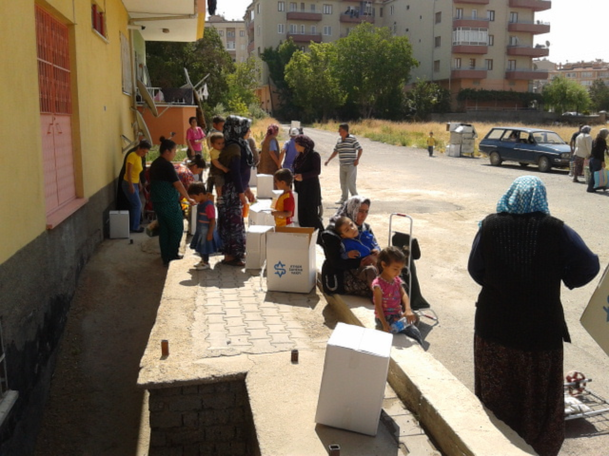 Ayhan Şahenk Vakfı Bor\'da Ramazan Yardımı Yaptı