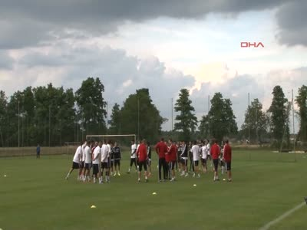 Beşiktaş Yeni Sezon Hazırlıklarını Almanya\'da Yağışlı ve Soğuk Havada Yaptığı Antrenman ile Sürdürdü
