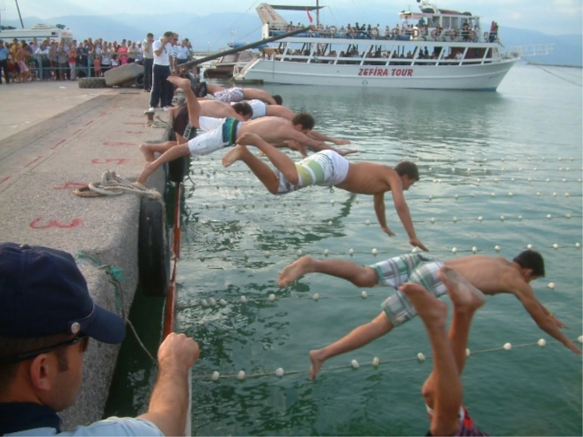 Burhaniye\'de Denizcilik Bayramı Kutlaması