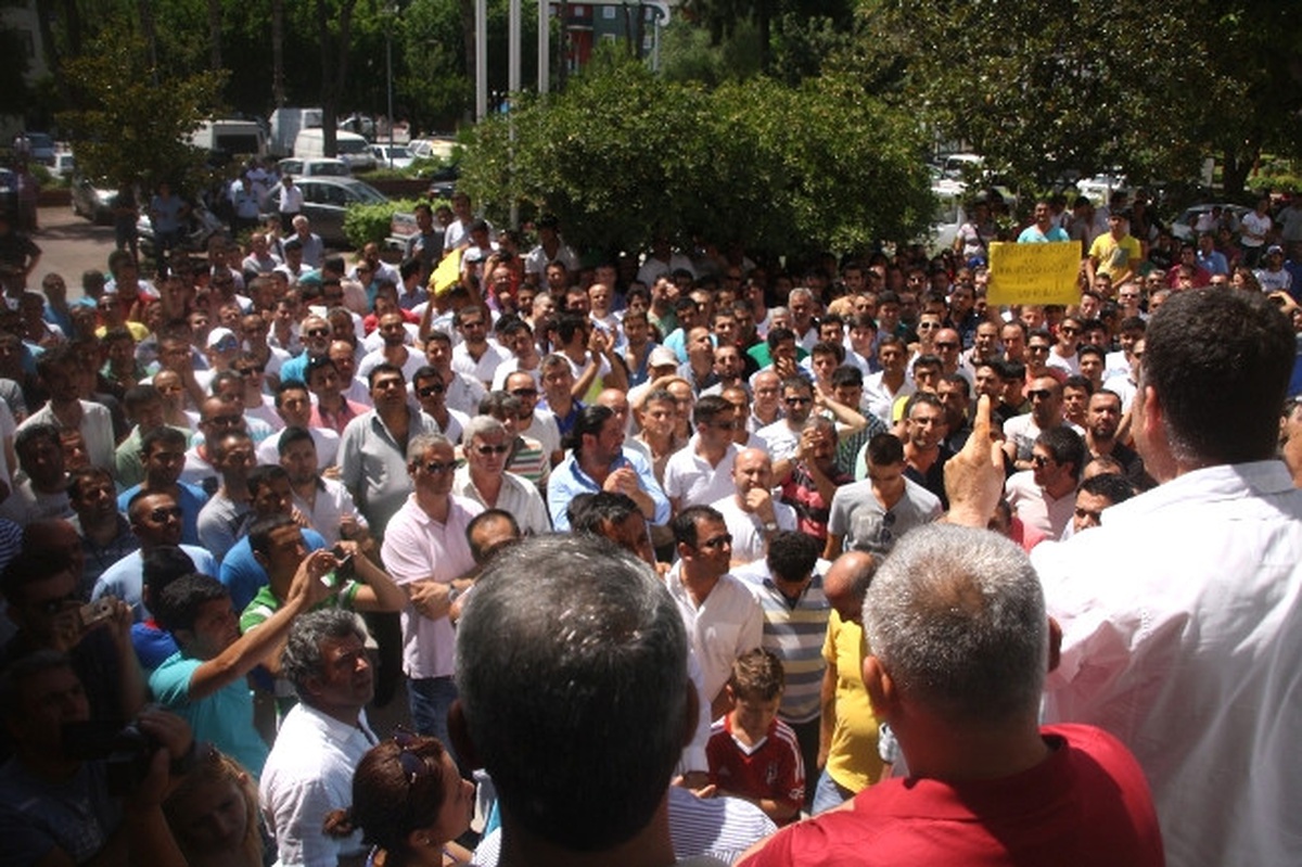Kemer\'de Esnaftan Shoppinglere Kepenkli Tepki