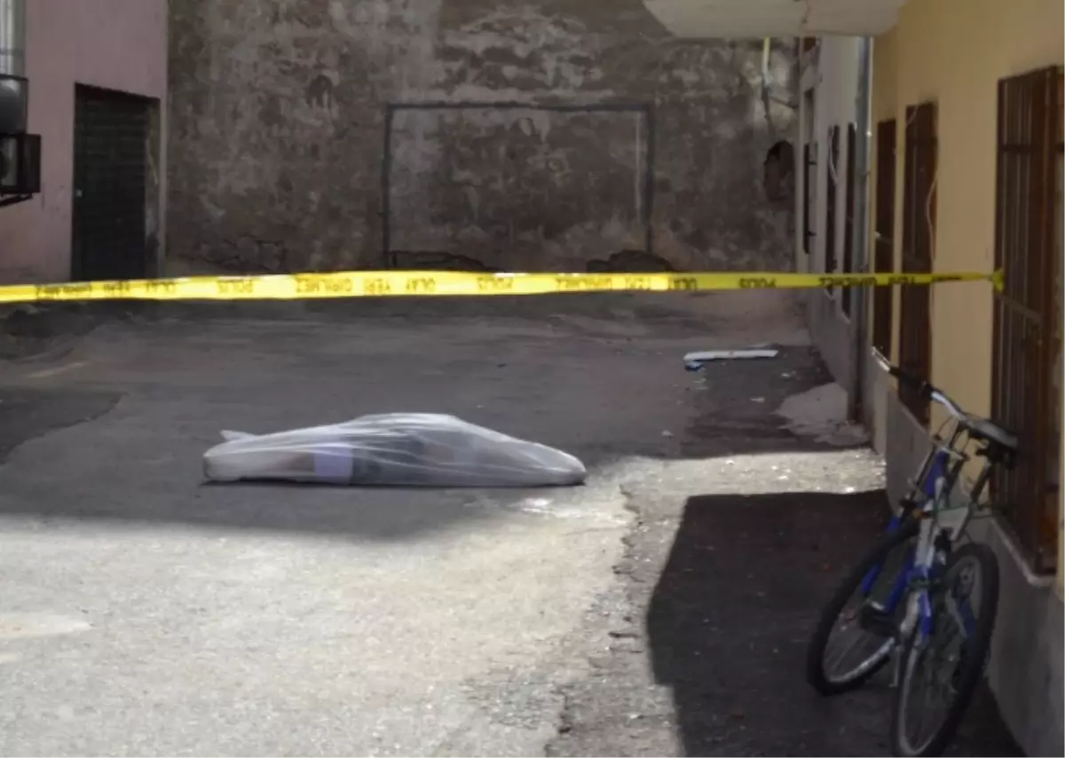 Niğde\'de 10. Kattan Düşen Kadın Hayatını Kaybetti