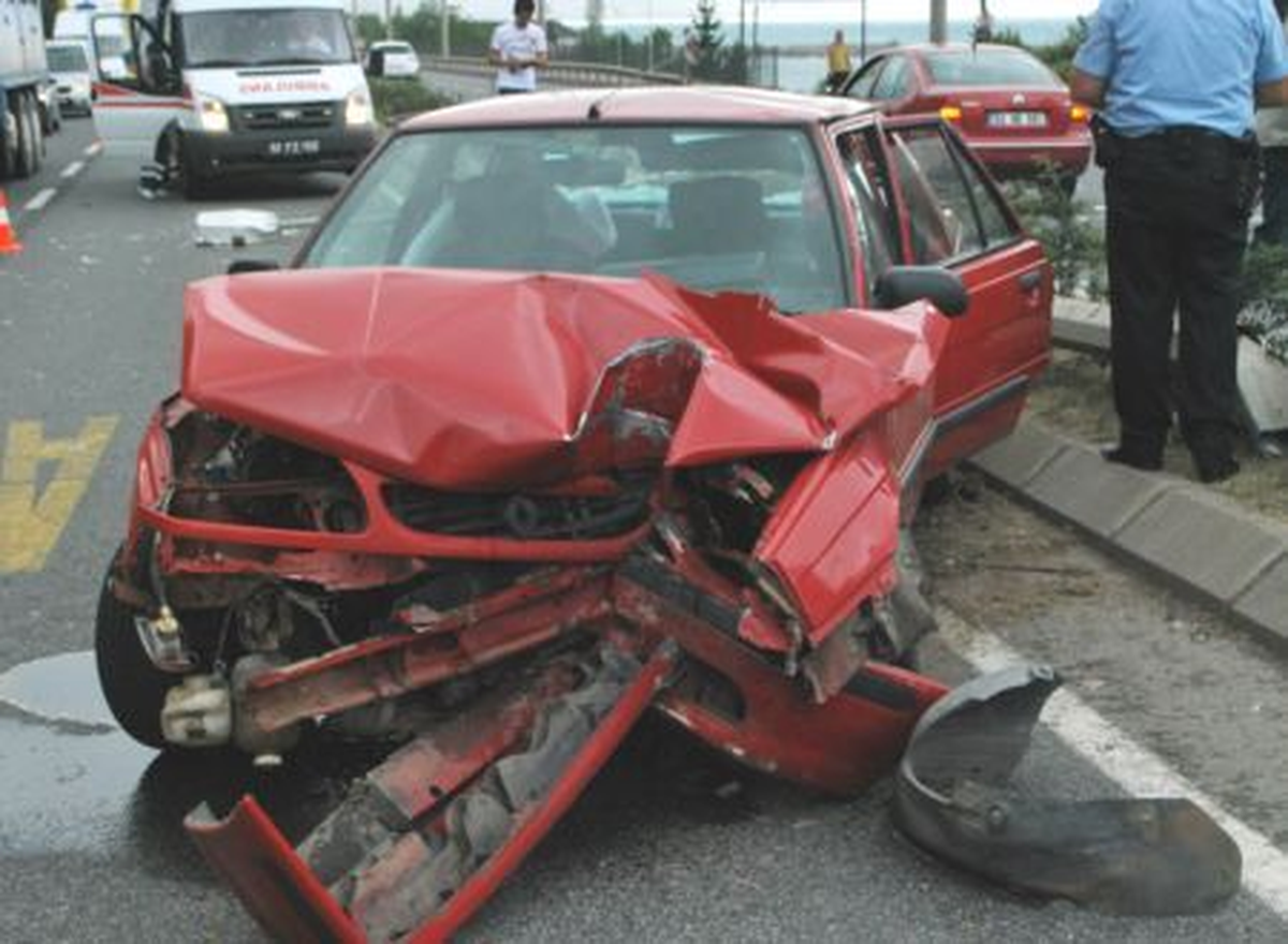 Otomobil Aydınlatma Direğine Çarptı: 4 Yaralı
