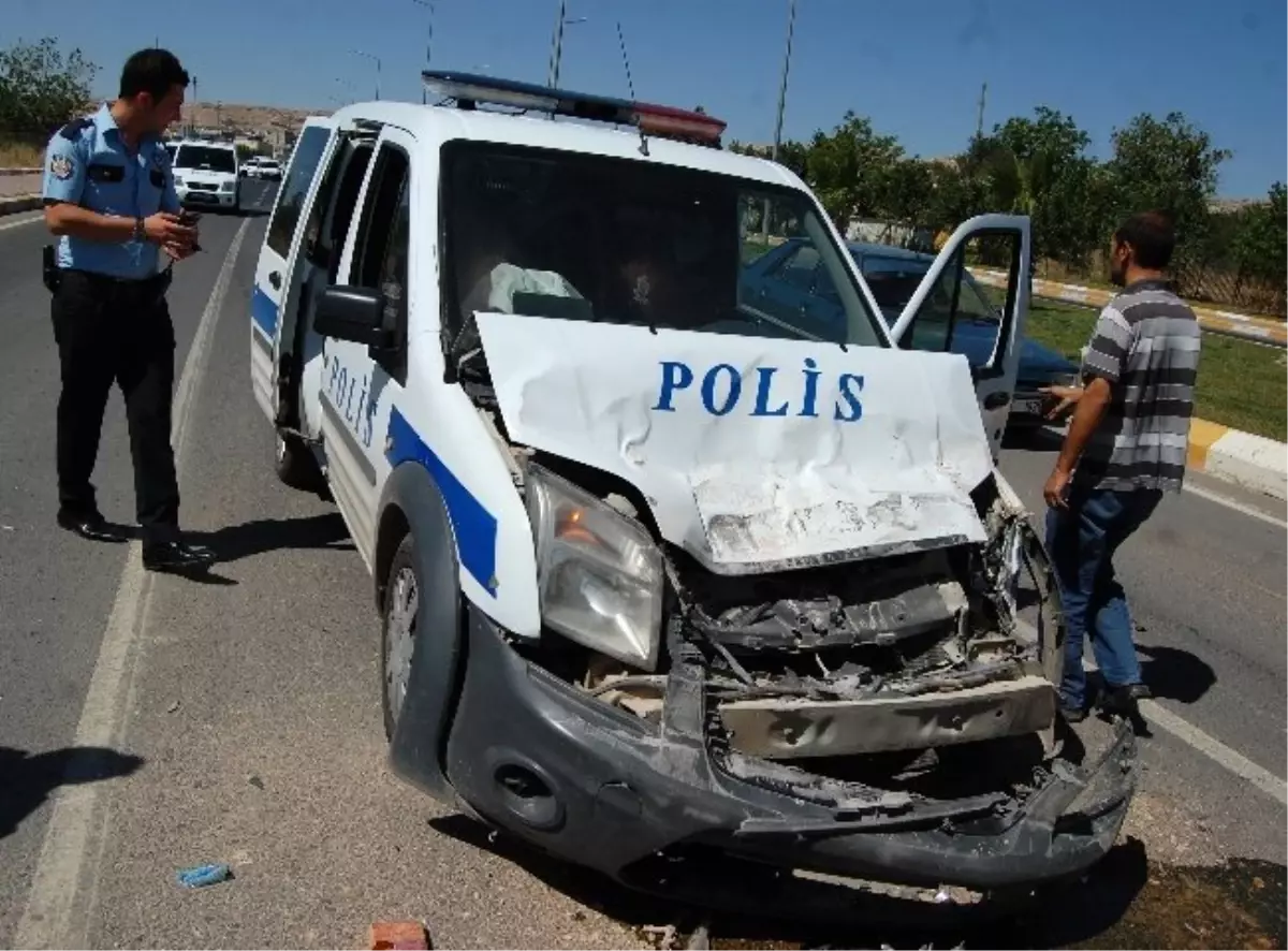 Polis Aracı Kaza Yaptı: 2 Yaralı