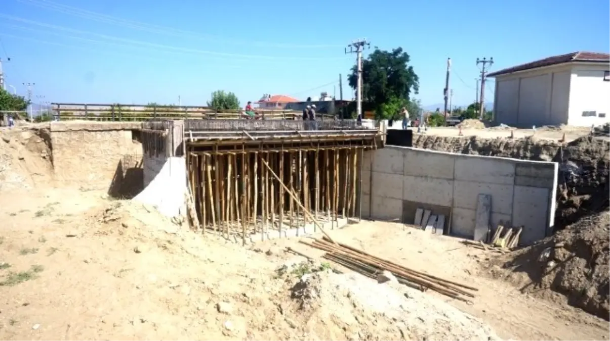 Sarıgöl Belediyesi Tırazlar Köprüsü'nü Yeniliyor