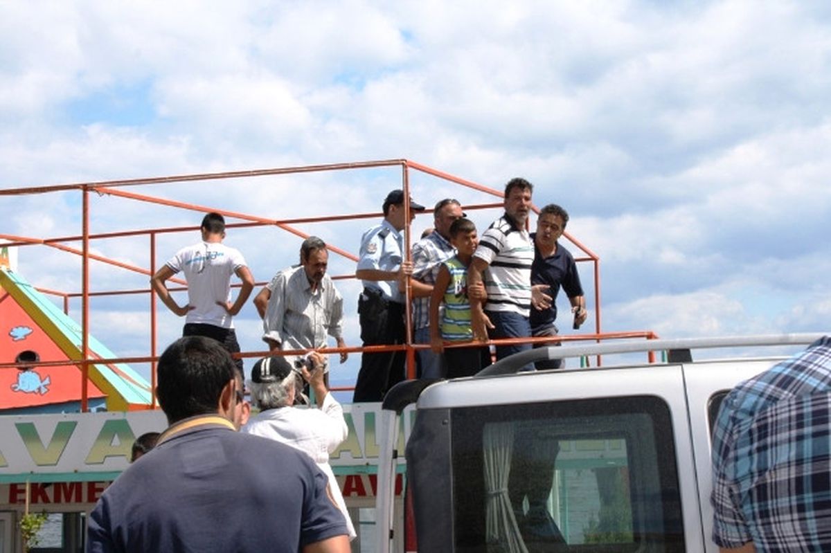 Teknesi Çekilmek İstenince Herşeyi Yakmaya Çalıştı