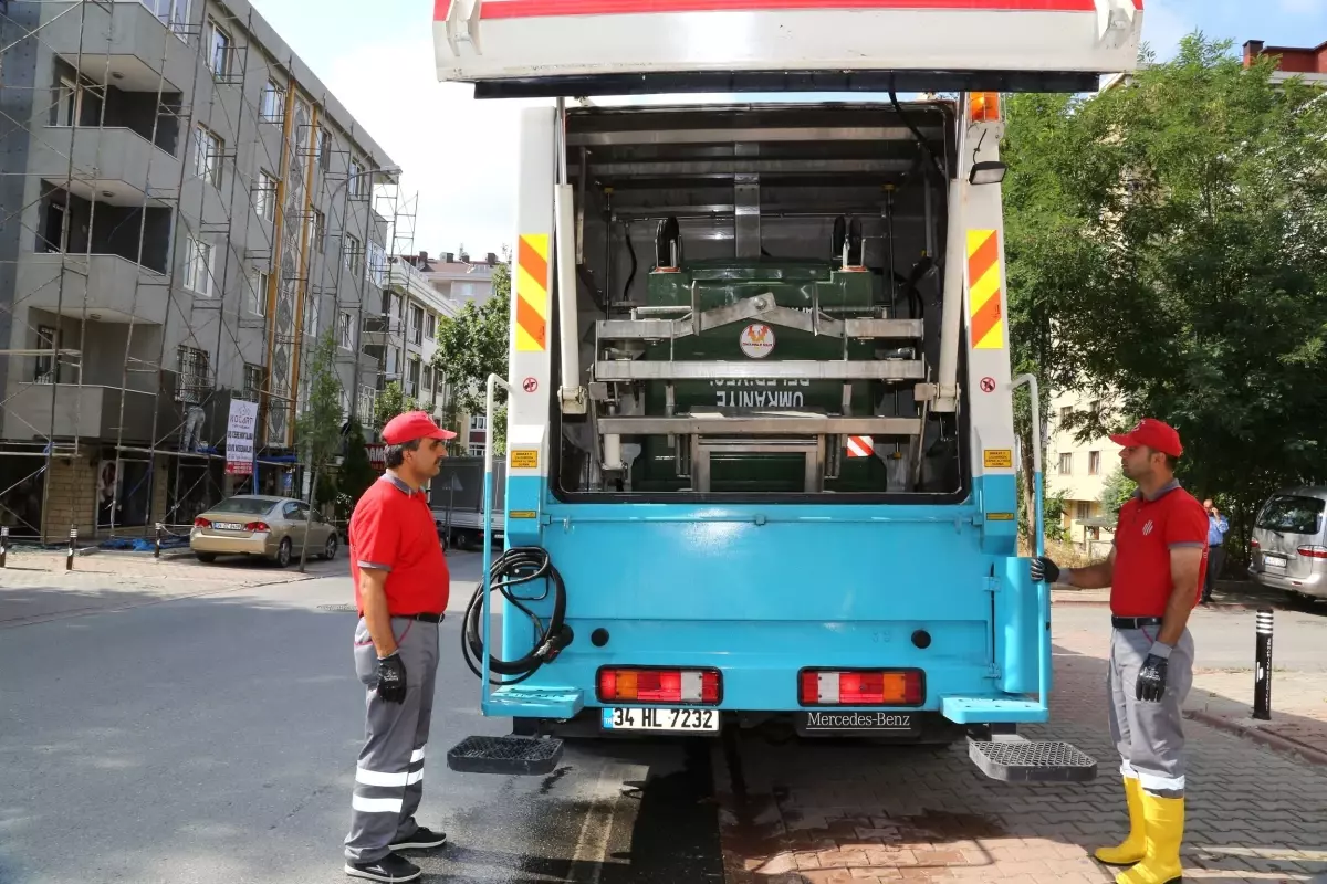 Ümraniye\'de Doğa Dostu Dezenfekte Aracı ile Konteynerler Yerinde Temizleniyor