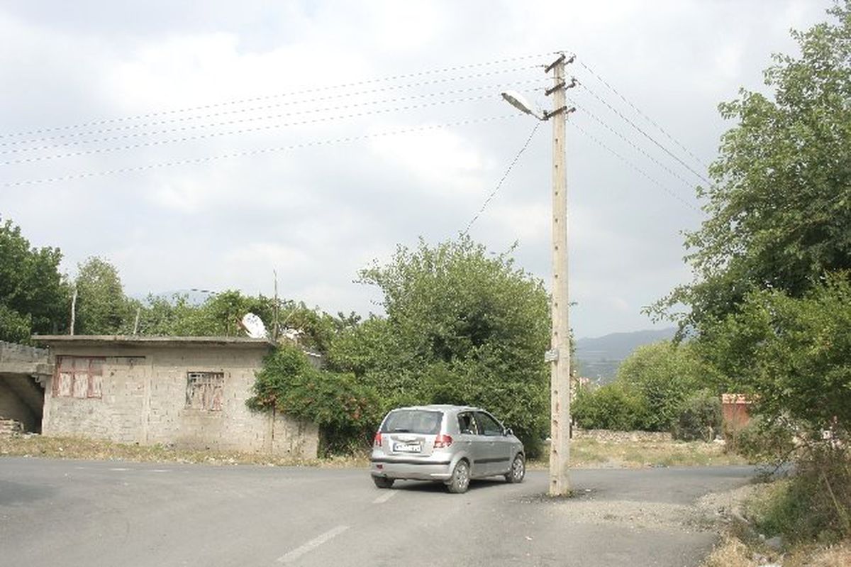 Yol Ortasında Kalan Direk Tehlike Saçıyor