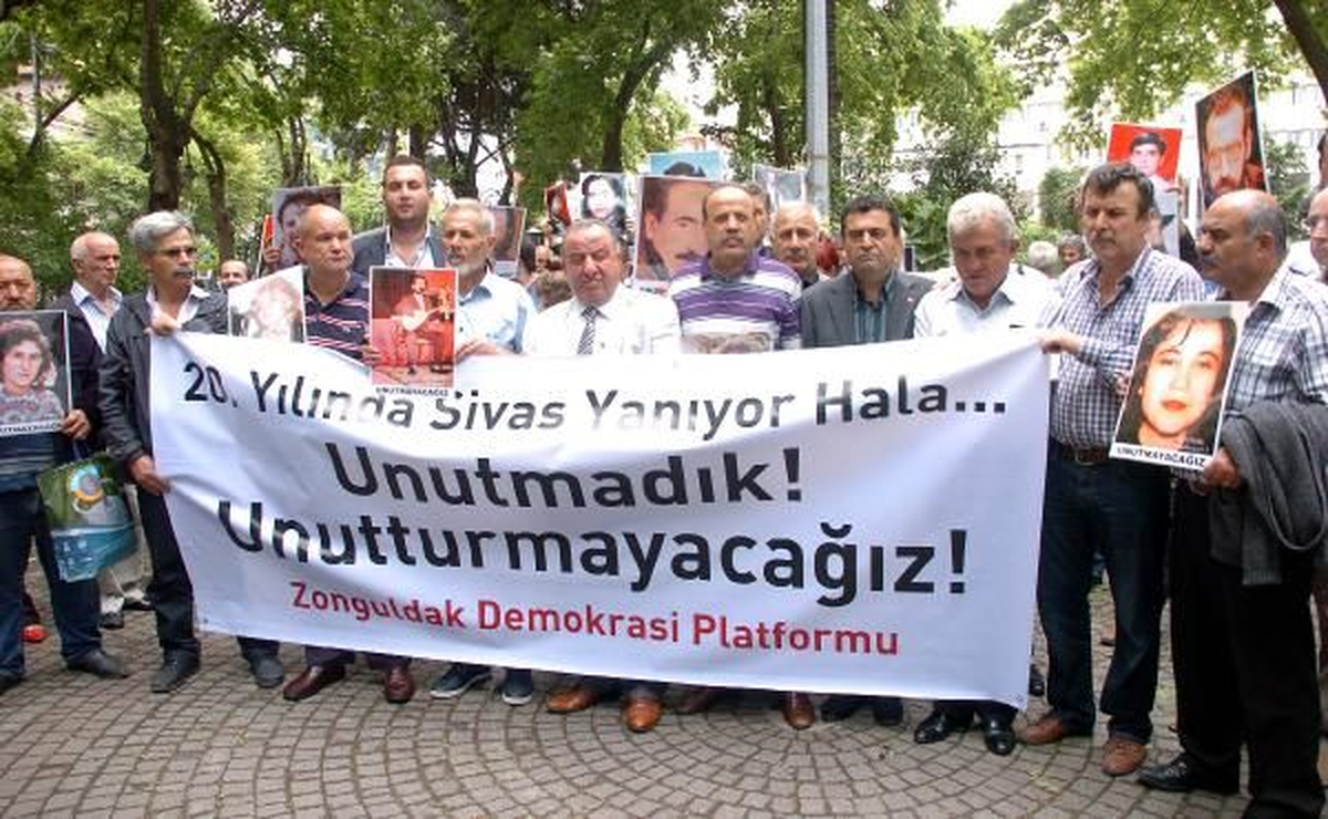 Zonguldak\'ta, Madımak Oteli\'nde Ölenler Anıldı