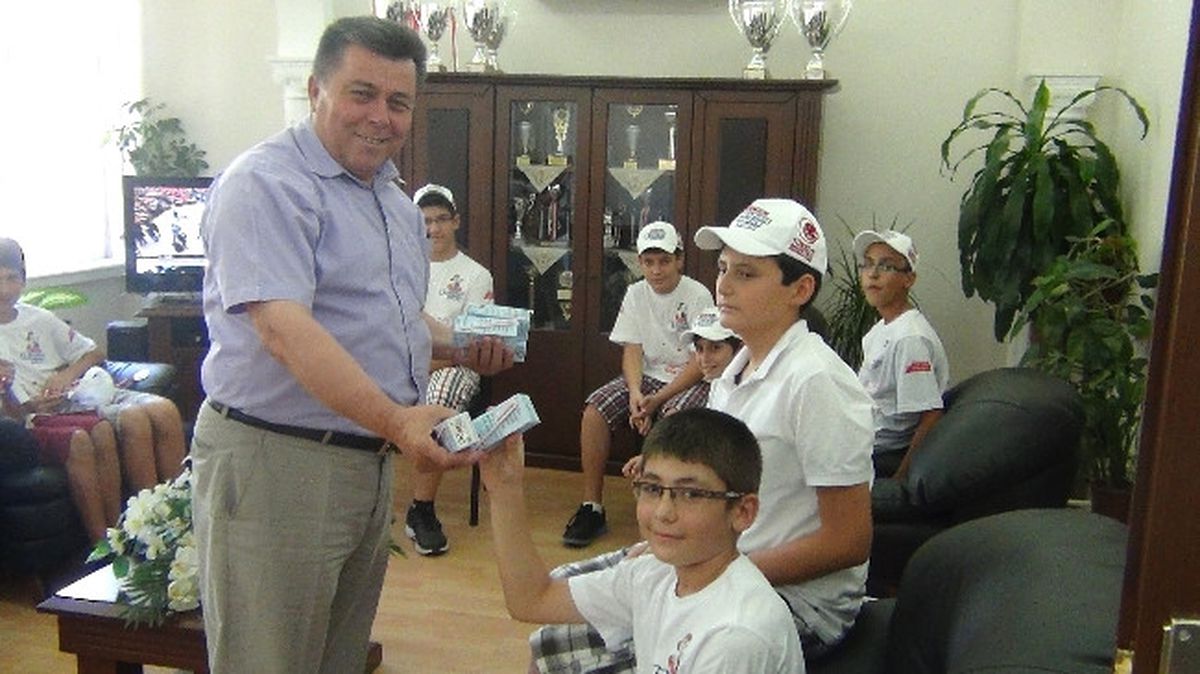 Akın, Minik Basketçilere Süt İkram Etti