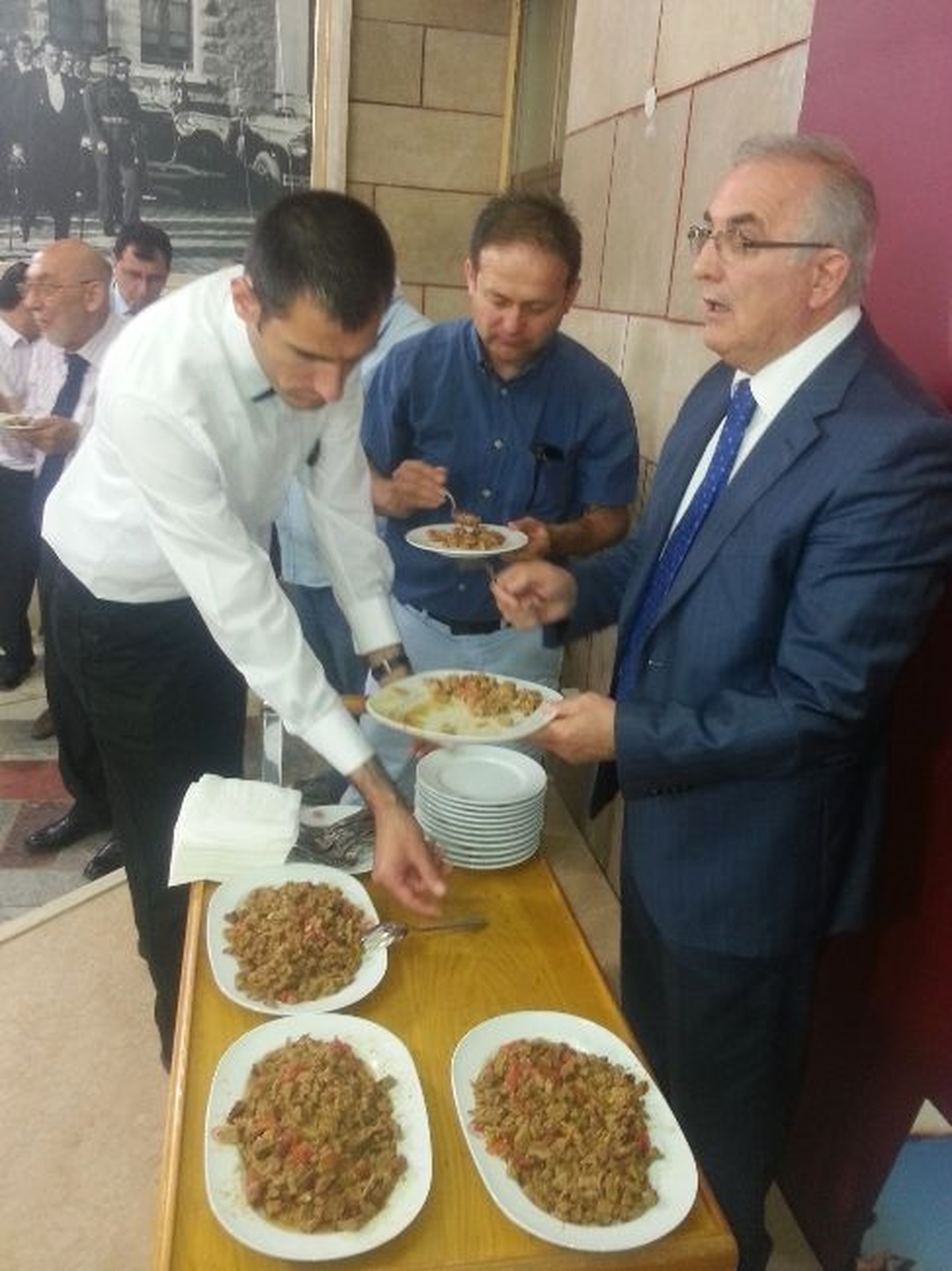 Basın Toplantısında Kavurma İkram Etti