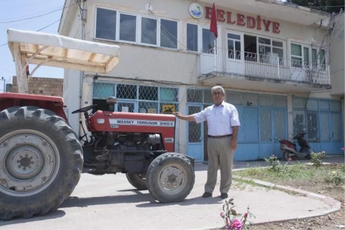 Belediye Başkanvekili, Traktörünü Makam Aracı Yaptı