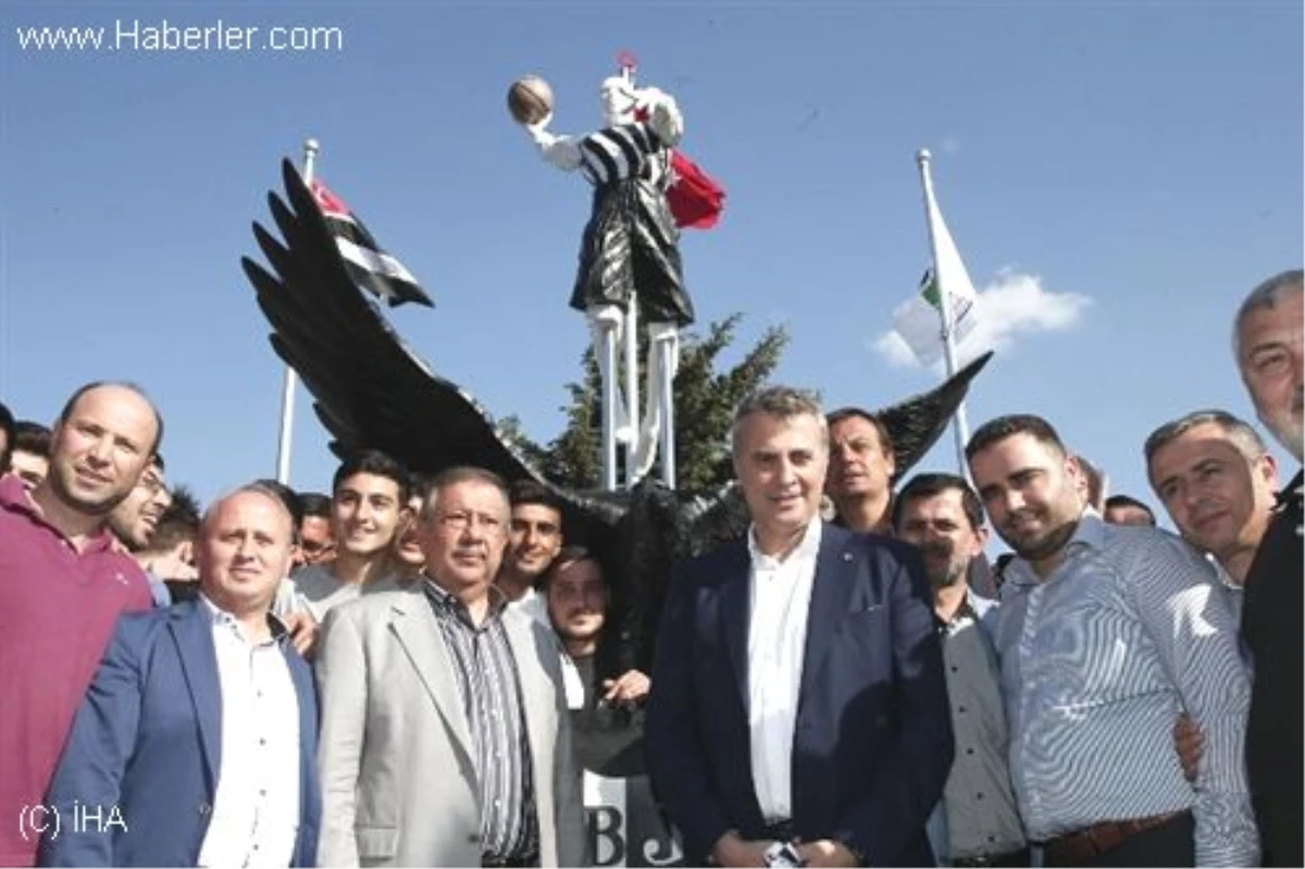 Beşiktaş\'a Kupa Anıtı