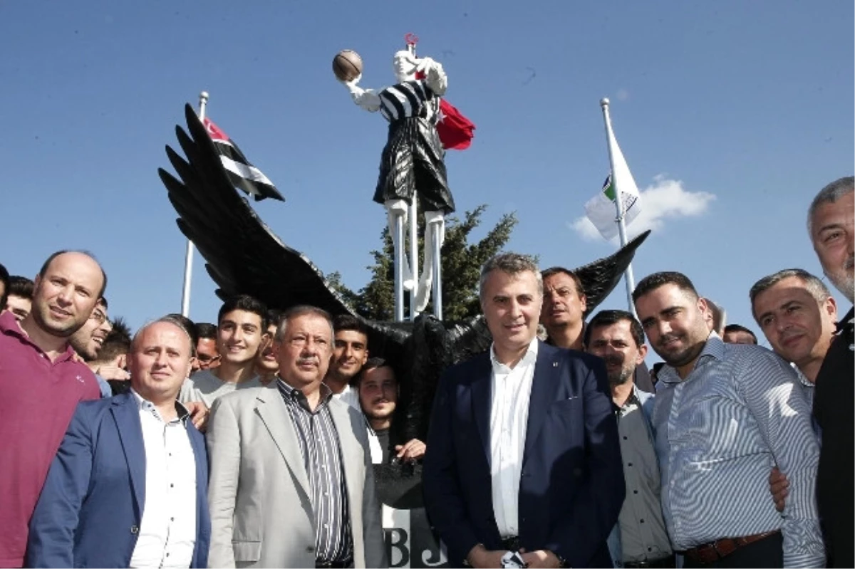 Beşiktaş\'a Şampiyonluk Anıtı