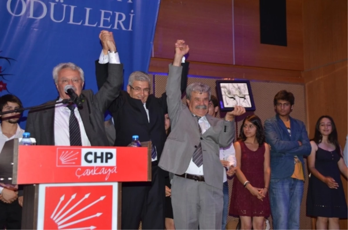 Dikili Belediye Başkanı Osman Özgüven\'e Onur Ödülü