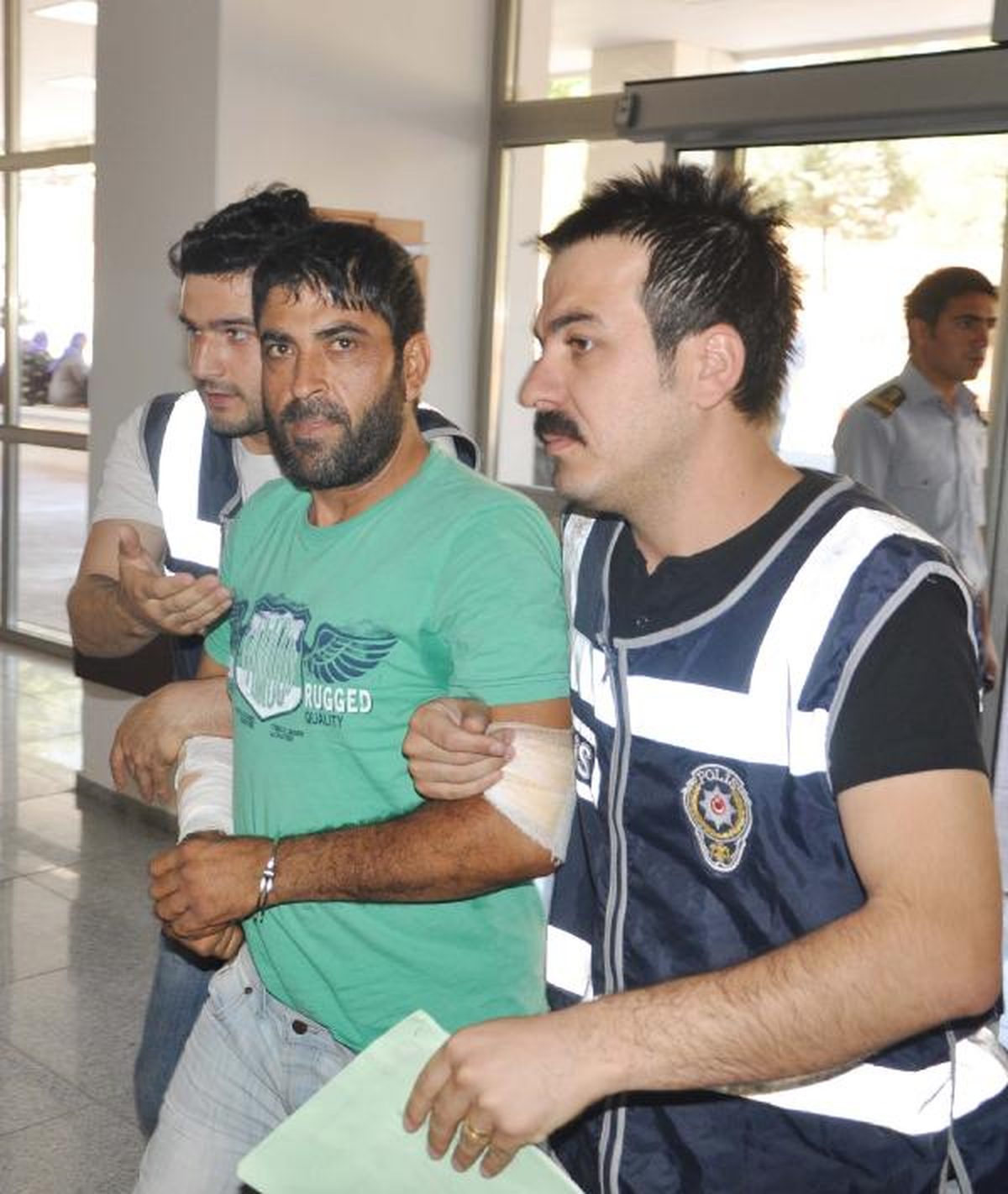 Soyguncu Kolunu Kesti, Hastanede Yakalandı