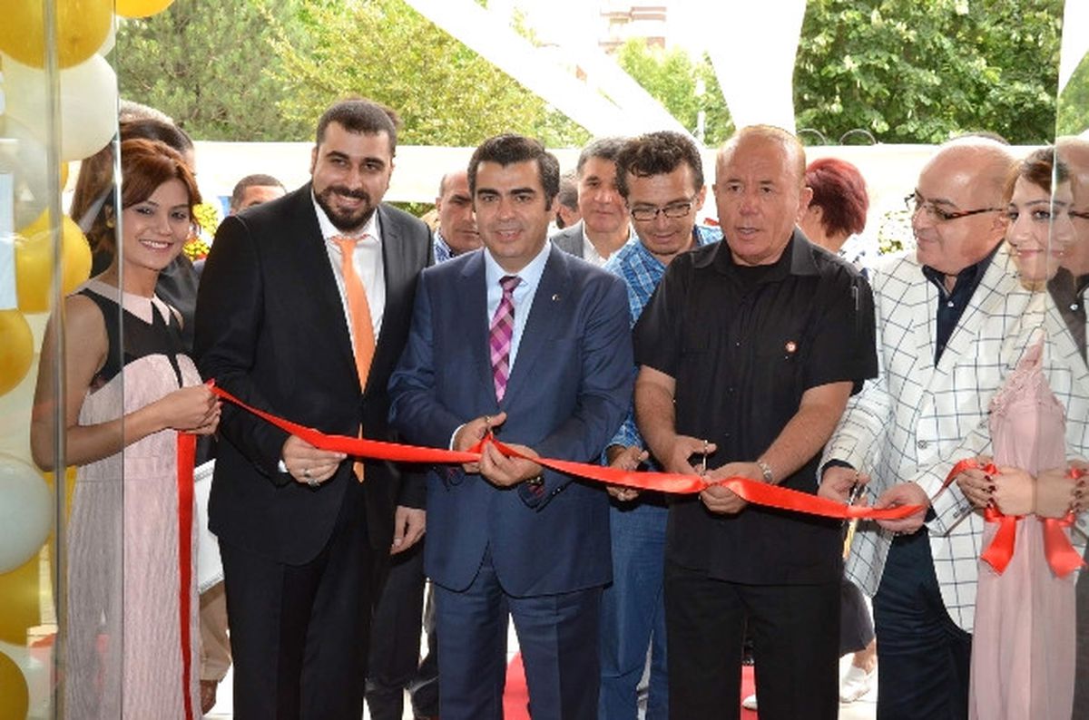 Isparta Valisi Açılış İçin Eğitim Uçağı ile Kayseri\'ye Geldi