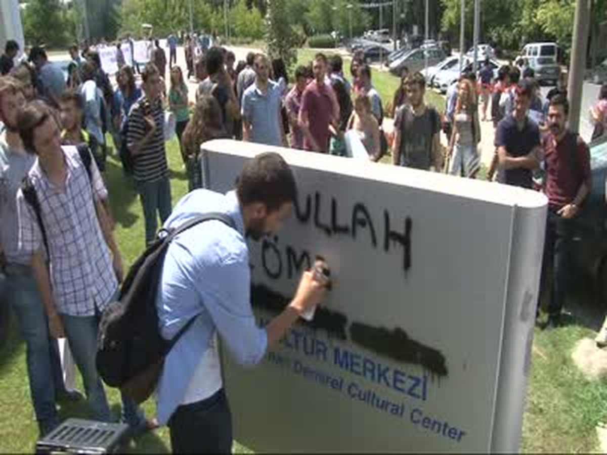 İTÜ'de YÖK Başkanı Çetinsaya'ya Protesto