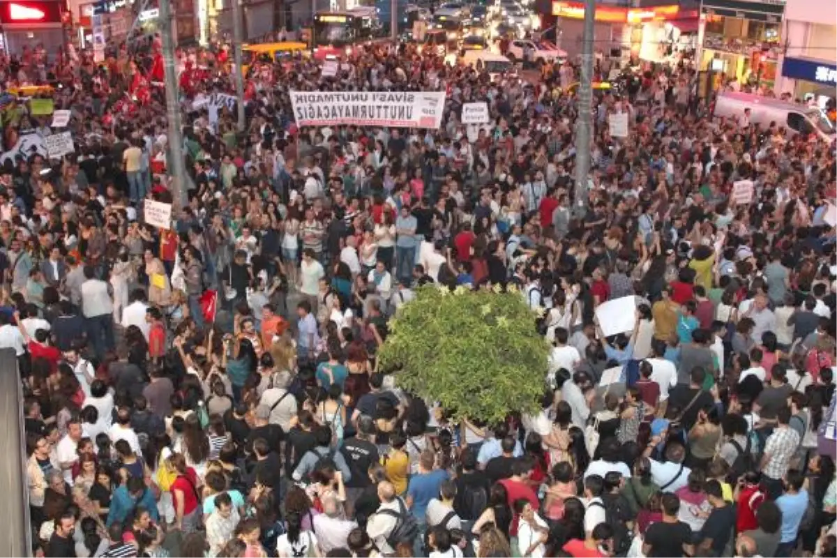 Kadıköy\'de 10 Bin Kişi Sivas\'ı Andı