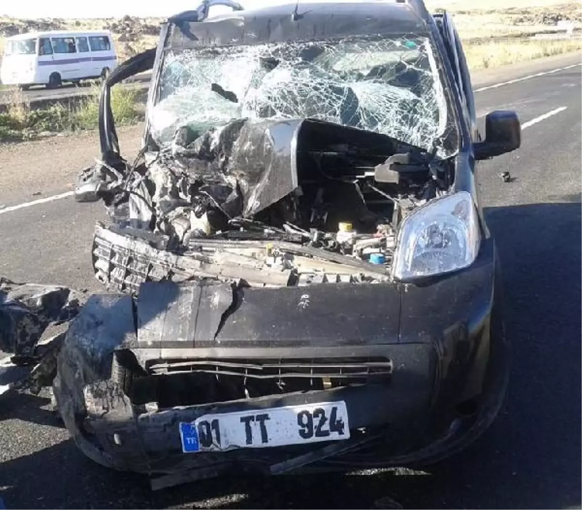 Kamyona Çarpan Araçtaki 4 Kişi Yaralandı