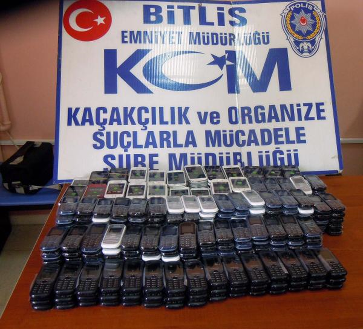 Kamyonetten 350 Adet Kaçak Cep Telefonu Çıktı