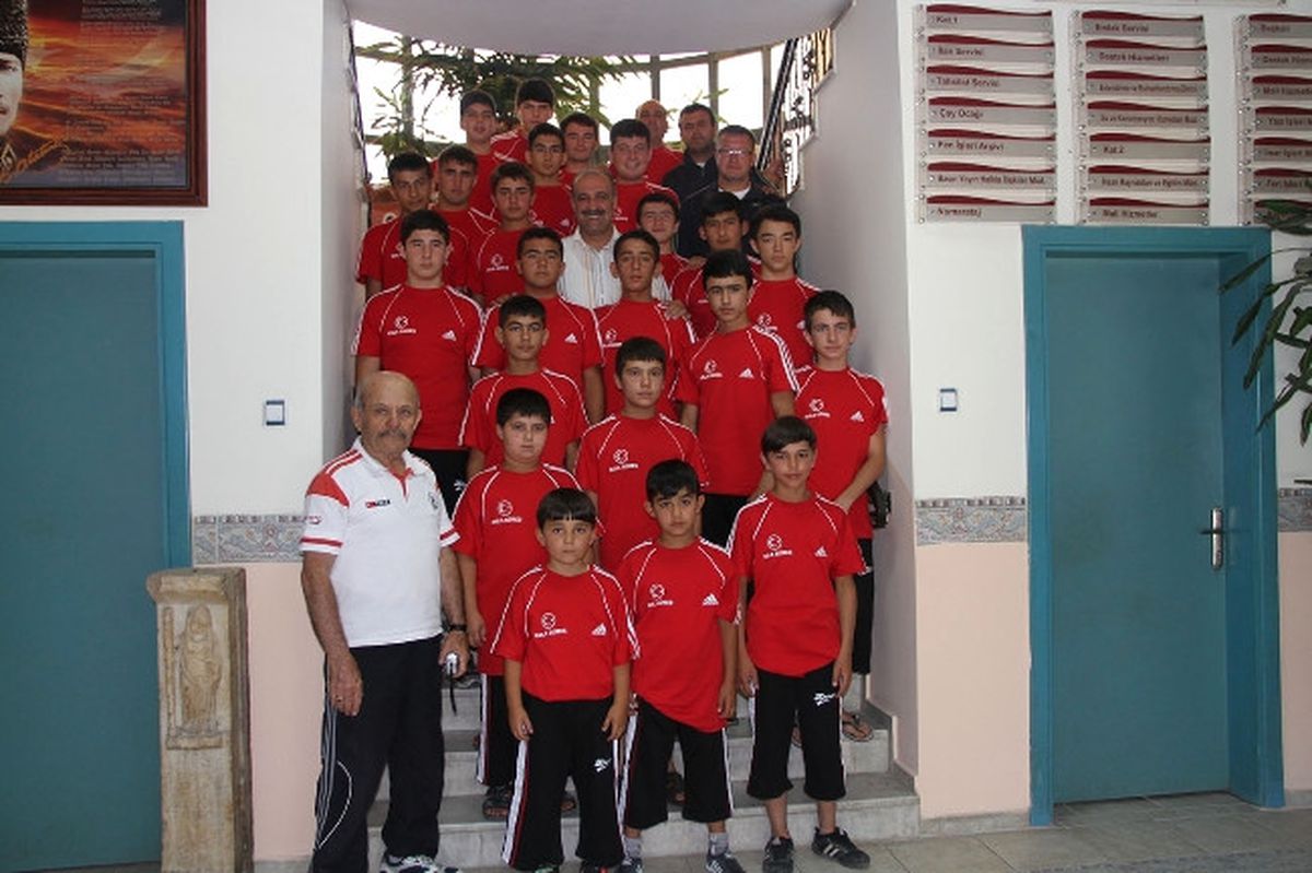 Kulalı Güreşciler Başkan Aşkın\'ı Ziyaret Etti