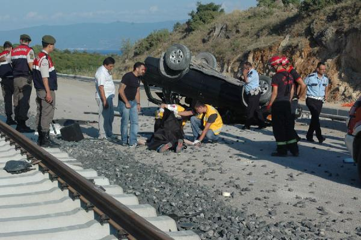 Otomobil, Tren Hattına Girip Takla Attı