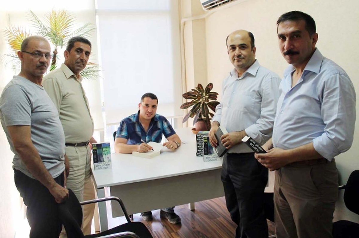 Siirt\'te İmza Günü Düzenleyen Yazar Subaşı\'na Yoğun İlgi