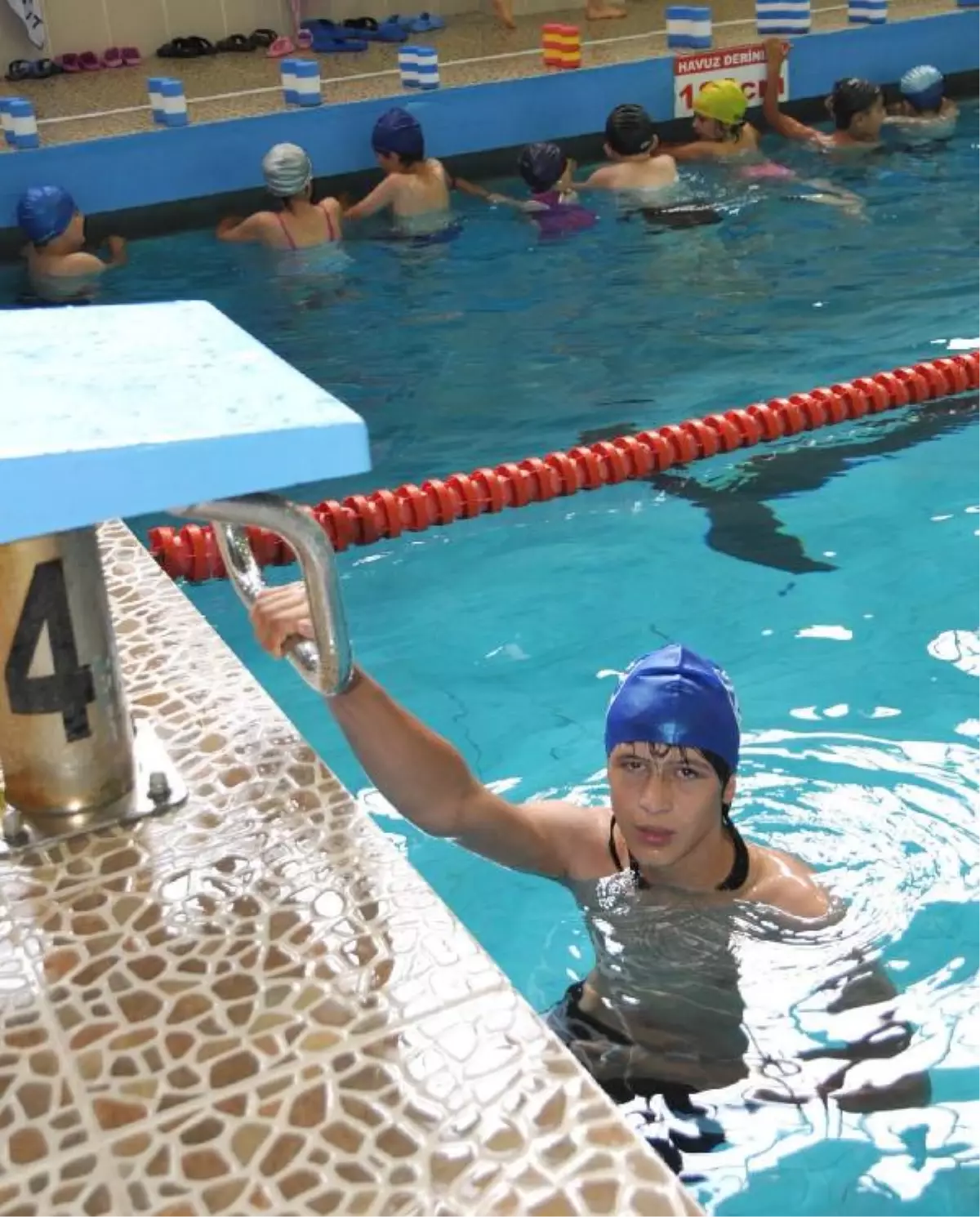 Ayaklarını Kaybeden Genç Yüzmeyle Yaşama Tutundu