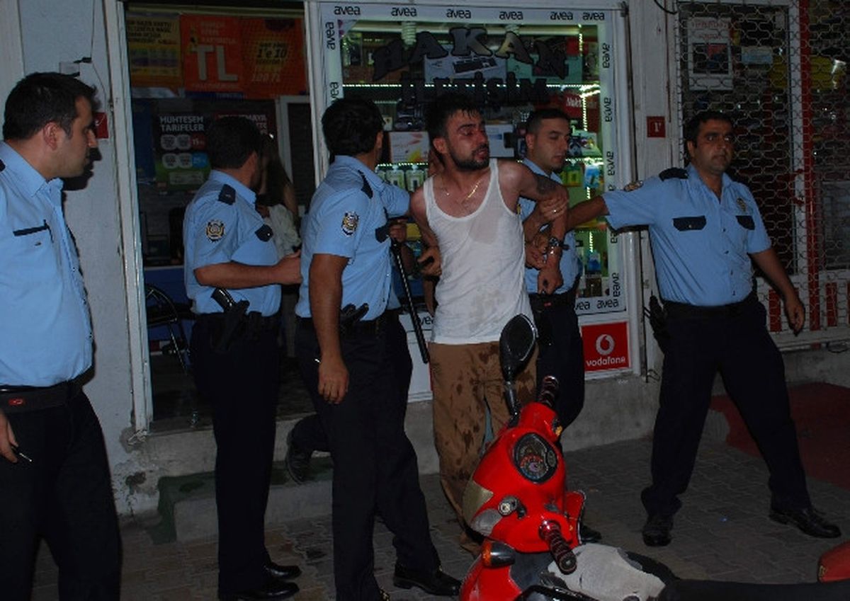 Yakalanan Şahıs, Polis Otosunu Parçaladı