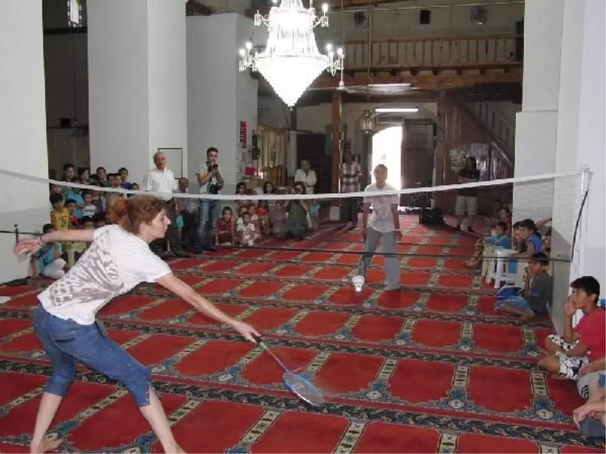 Çocukların Cami Avlusunda Badminton Maçı Yapması