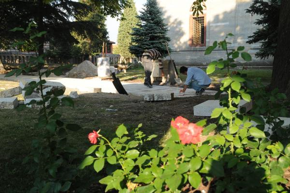 Selimiye Camii Avlusuna 3 Bin Gül