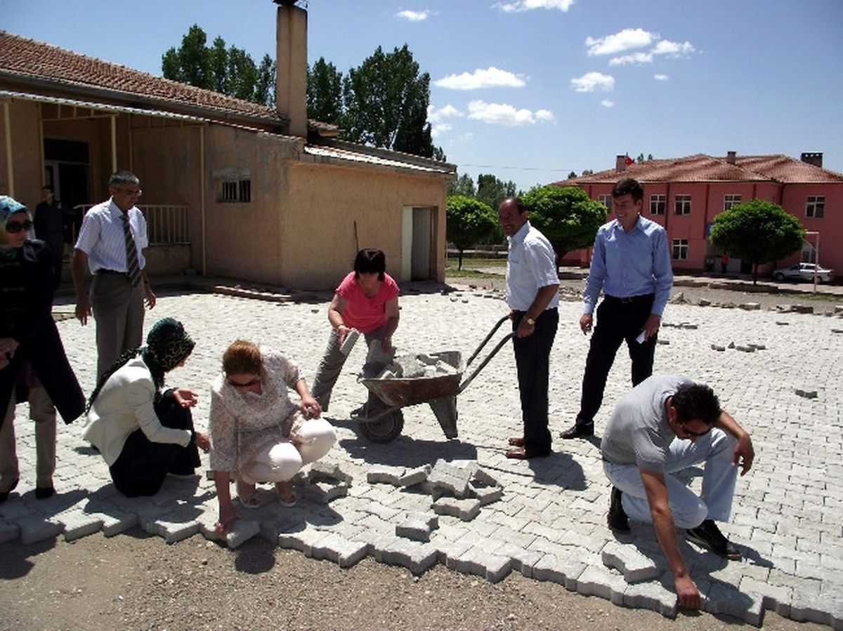 Gemerek\'te Öğretmenler Parkı Taşı Döşüyor