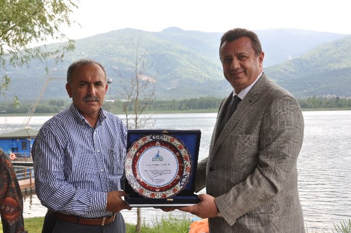 Kartepe Belediyesinden Anadolu Eğitim ve Sosyal Yardım Vakfı\'na Teşekkür Plaketi