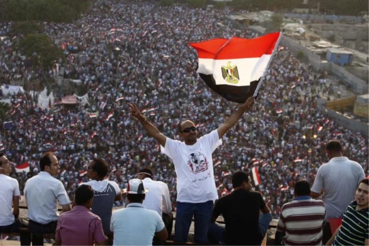 Mısır\'ın Geçici Cumhurbaşkanı Mansur Tanıdık