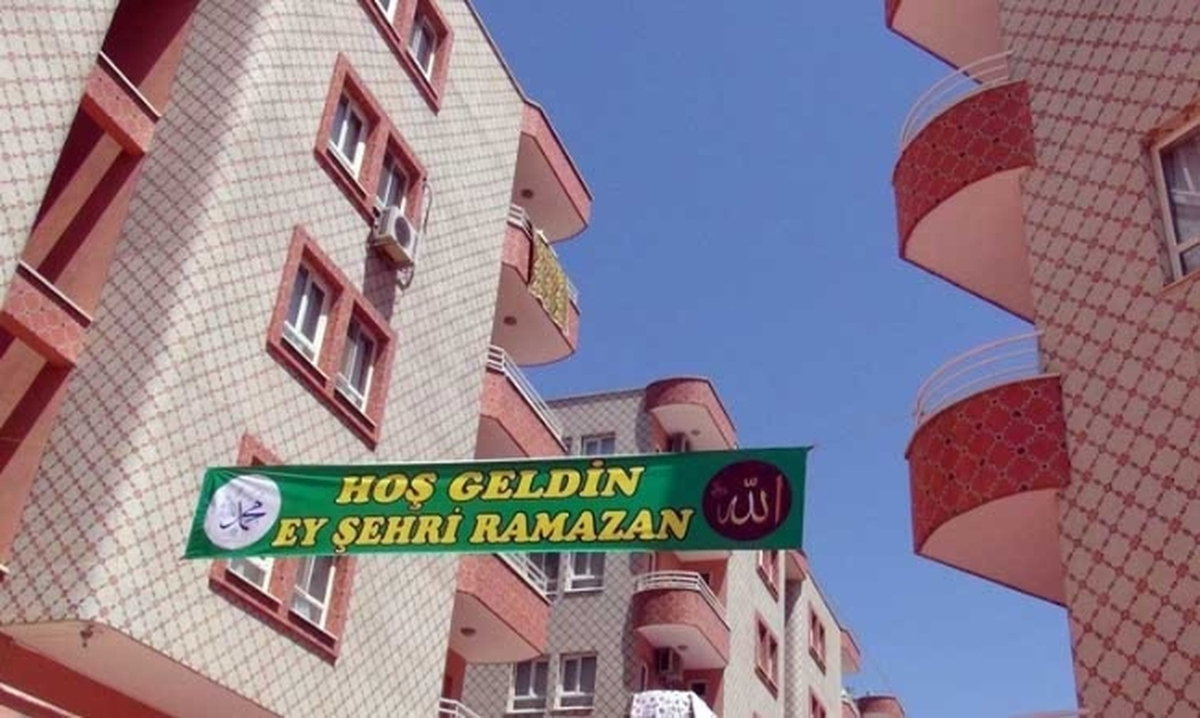Ramazan Ayını Hatırlatmak İçin Pankart Astı