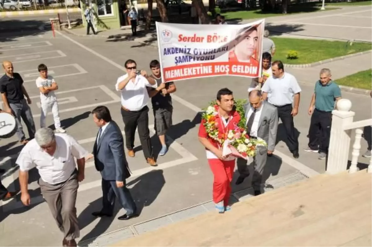 Şampiyon Güreşçiye Coşkulu Karşılama