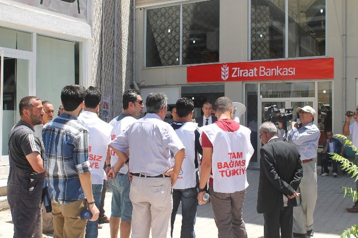 "T.c.İbaresi Yok" Diye Basın Açıklamasına Giden Tgb\'li Gruba Banka Yetkilileri T.c.İbaresinin Var...