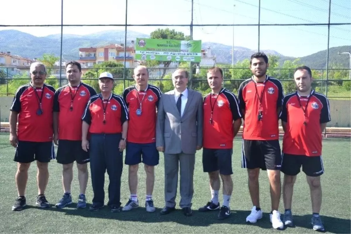 Tevfik Lav Yaz Futbol Okulu Vali Savaş\'ın Başlama Vuruşuyla Başladı